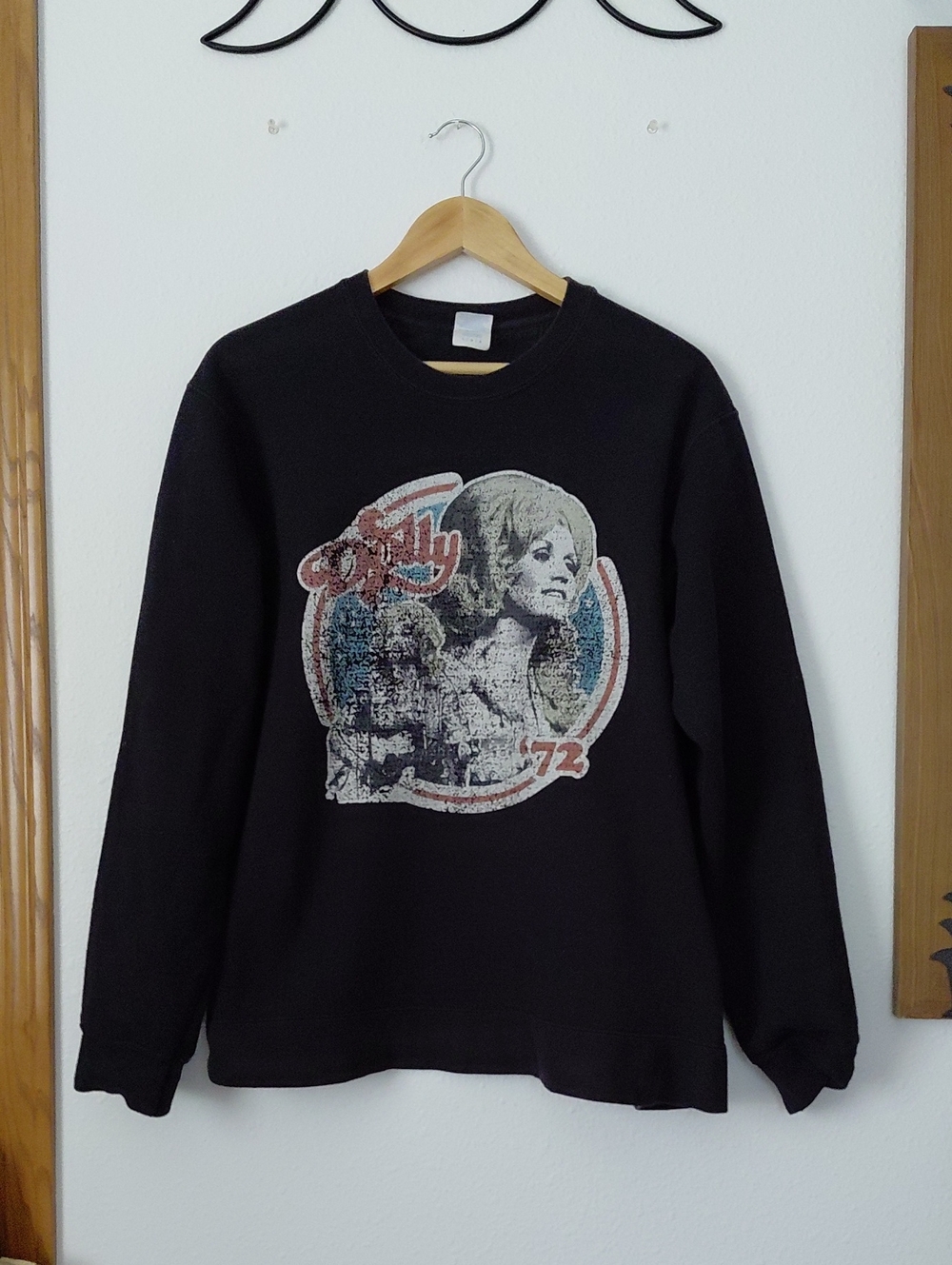 Black Crewneck Sweatshirt with Vintage Dolly Parton 72 Print